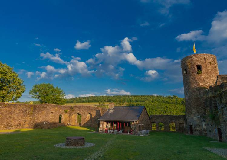 burg reuland burgruine 13 c markus balkow ostbelgien.eu