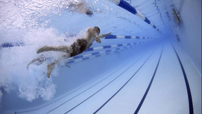 swimmers 79592 c pixabay